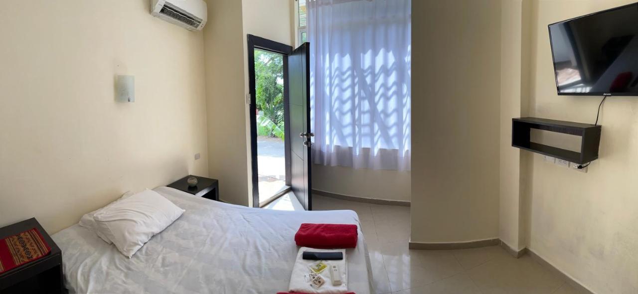 Kiwi Suites HostelMontañita エクステリア 写真