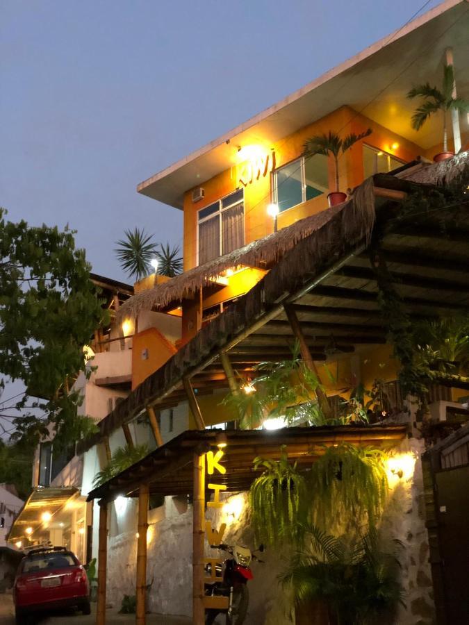 Kiwi Suites HostelMontañita エクステリア 写真