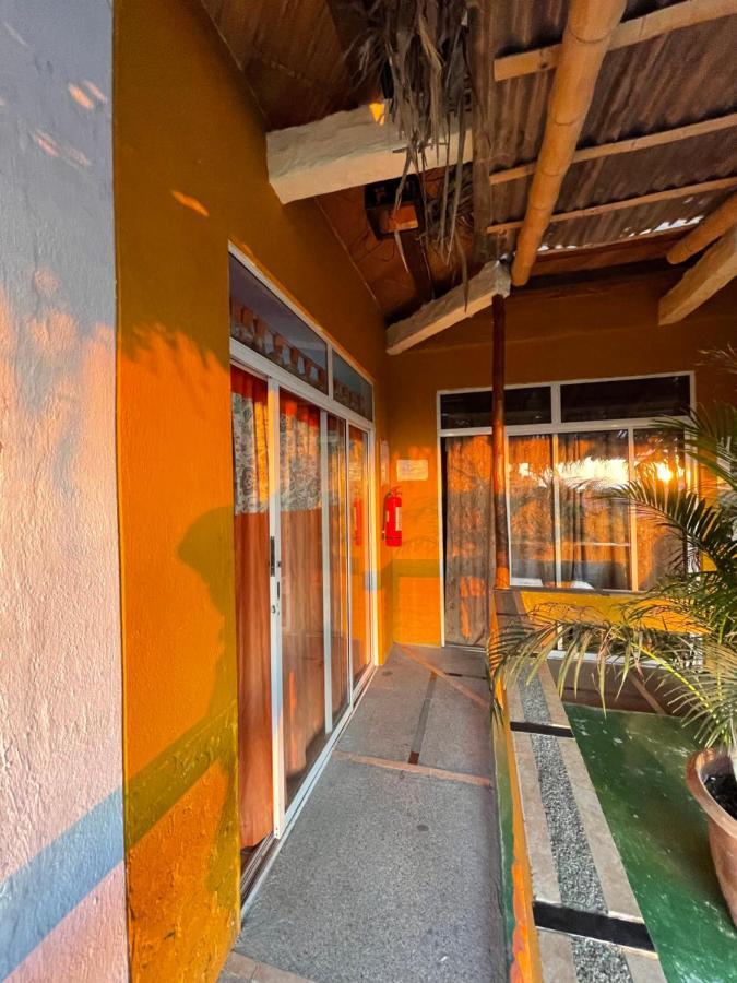 Kiwi Suites HostelMontañita エクステリア 写真